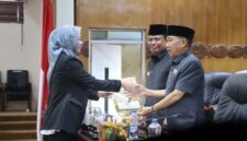 Anggota DPRD Kabupaten Tanjung Jabung Barat saat menyerahkan dokumen pemandangan umum fraksi kepada Wakil Bupati Tanjab Barat, Dr. H. Katamso, SA, S.E., M.E., dalam Rapat Paripurna Ke-2 DPRD. (FOTO : Dok. Humas)