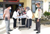 FOTO : dr. Nani Saat Menandatangai Berita Acara Penrimaan 652 buah Vaksin Sinovac untuk Rumah Sakit Umum Daerah (RSUD) Daud Arif Kuala Tungkal, Rabu (03/02/21).