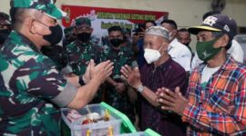 Kasad Jenderal TNI Dudung Abdurachman meninjau Vaksinasi Gotong-Royong 1000 Vaksin, sinergi TNI AD dengan Kimia Farma di Balai Prajurit Bekangdam II/ Sriwijaya, Palembang, Senin (7/3/22). FOTO : Dispenad