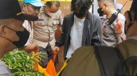 Anggota Polsek Kota Baru dan Tin Inafis Polresta Jambi Melakukan Evakuasi dan Olah TKP. FOTO : BIN