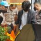 Anggota Polsek Kota Baru dan Tin Inafis Polresta Jambi Melakukan Evakuasi dan Olah TKP. FOTO : BIN
