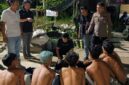 Lima sajam jenis badik dan celurit berhasil disita tim gabungan Polres Tanjab Barat dari tangan 9 anggota geng motor di Kuala Tungkal, Sabtu (27/6/26). Gerombolan ini diringkus saat hendak menggelar tawuran antar-kota yang kian mengkhawatirkan warga. (Foto/Polres Tanjab Barat)