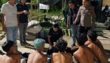 Lima sajam jenis badik dan celurit berhasil disita tim gabungan Polres Tanjab Barat dari tangan 9 anggota geng motor di Kuala Tungkal, Sabtu (27/6/26). Gerombolan ini diringkus saat hendak menggelar tawuran antar-kota yang kian mengkhawatirkan warga. (Foto/Polres Tanjab Barat)
