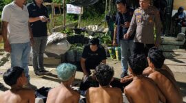 Lima sajam jenis badik dan celurit berhasil disita tim gabungan Polres Tanjab Barat dari tangan 9 anggota geng motor di Kuala Tungkal, Sabtu (27/6/26). Gerombolan ini diringkus saat hendak menggelar tawuran antar-kota yang kian mengkhawatirkan warga. (Foto/Polres Tanjab Barat)