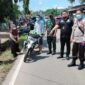 Kanit Reskrim Polsek Kumpeh ulu IPDA. H. Sirait Siregar bsersama Babinsa langsung bertindak cepat merespon keresahan masyarakat terkait  korban percobaan penculikan yang terjadi di kasang Pudak pada Selasa (14/12/21). FOTO : Humas PMJ