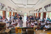 Dharma Wanita Persatuan (DWP) Provinsi Sumatera Utara (Provsu) memberikan santunan dan bantuan sosial (bansos) kepada anak-anak disabilitas pada perayaan Paskah di Medan. [FOTO : Gunawan H]