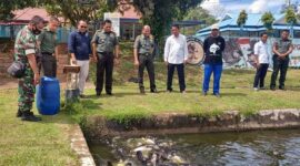 Dandim 0415/Jambi Kolonel Inf Marsal Denny Saat Melihat Tempat Penangkaran Ikan milik Balai Perikanan Budidaya Air Tawar (BPBAT) yang terletak di Kecamatan Sungai Gelam Kab. Muaro Jambi, Rabu (08/6/22). FOTO : Pendim