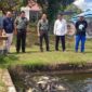 Dandim 0415/Jambi Kolonel Inf Marsal Denny Saat Melihat Tempat Penangkaran Ikan milik Balai Perikanan Budidaya Air Tawar (BPBAT) yang terletak di Kecamatan Sungai Gelam Kab. Muaro Jambi, Rabu (08/6/22). FOTO : Pendim
