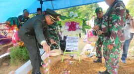Dandiim 0416/Bute Letkol Inf Evid Nirwan memimpin upacara Pemakaman Peltu Imaldi anggota Kodim 0416/Bute ecara Militer di TPU Lintas Asri Kelurahan Sungai Kerjan Kecamatan Bungo Dani Kab. Bungo, Sabtu (29/4/23). FOTO : PENREM