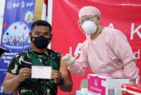 FOTO : Dandim 0419 Tanjab Letkol Inf Erwan Susanto, menjadi salah satu orang pertama yang menerima vaksin Covid-19 tahap pertama di Kabupaten Tanjab Barat, Kamis (04/02/21)
