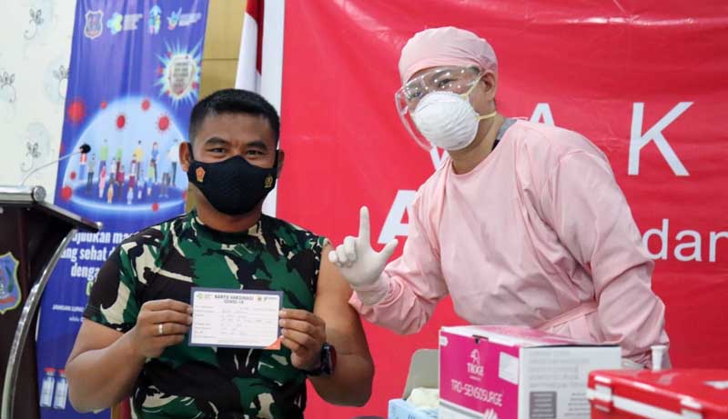 FOTO : Dandim 0419 Tanjab Letkol Inf Erwan Susanto, menjadi salah satu orang pertama yang menerima vaksin Covid-19 tahap pertama di Kabupaten Tanjab Barat, Kamis (04/02/21)