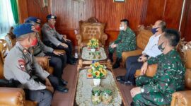 FOTO : Dandim 0417/Kerinci Letkol Czi Fitriadi didampingi Kasdim Mayor Chb Yusneidi sambut hangat Kunjungan Kerja Wakil Komandan Satuan (Wadansat) Brimob, AKBP Pria Premos,S.IK di Makodim 0417/Kerinci, Kota Sungai Penuh, Senin (03/08/20).