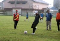 Dandim 0419/ Tanjab Letkol Kav Muslim Rahim Tompo, SH., M. Si melakukan Tendangan Kick off saat pembukaan turnamen sepak bola antar Instansi se-Tanjab Barat, Rabu (28/9/22). FOTO : Pentjb