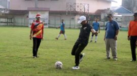 Dandim 0419/ Tanjab Letkol Kav Muslim Rahim Tompo, SH., M. Si melakukan Tendangan Kick off saat pembukaan turnamen sepak bola antar Instansi se-Tanjab Barat, Rabu (28/9/22). FOTO : Pentjb