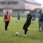Dandim 0419/ Tanjab Letkol Kav Muslim Rahim Tompo, SH., M. Si melakukan Tendangan Kick off saat pembukaan turnamen sepak bola antar Instansi se-Tanjab Barat, Rabu (28/9/22). FOTO : Pentjb