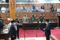 FOTO : Ketua DPRD Provinsi Jambi Edi Purwanto Melantik Syahruddin menjadi Anggota DPRD Provinsi Jambi Pergantian Antar Waktu (PAW) Masa Tugas 2019-2024, Senin (11/01/21).