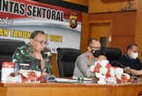 FOTO : Danrem 042/Gapu Brigjen TNI M. Zulkifki Ketika Menghadiri Rapat Koordinasi lintas Sektoral menjelang Hari Natal dan pergantian Tahun Baru 2021 di Aula Sigenjai Mapolda Jambi, Jumat (18/12/20).