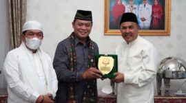 Momen Silaturrahmi Danrem 042/Gapu Brigjen TNI Supriono ke Wabup Sarolangun H. Hillalatil Badri Jum’at (15/4/22). FOTO : PENREM

