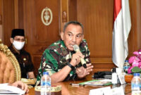 FOTO : Danrem 042 Gapu Brigjen TNI M. Zulkifli Saat Mengikuti Rapat Evaluasi Penanganan Covid-19 Bersama Gubernur H. Fachrori Umar, Kapolda Jambi, Irjen Pol Firman Shantyabudi, Penjabat Sekda Provinsi Jambi Sudirman, Kepala BPBD Provinsi Jambi Bachyuni Deliansyah dan Jubir Covid-19 Provinsi Jambi Johansyah di ruang kerja Gubernur Jambi, Jumat (07/08/20)