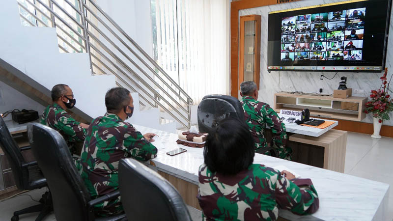 FOTO : Komandan Korem 042/Gapu, Brigjen TNI M. Zulkifli Ketika Memberi Pengarahan Kepada Satuan Jajaran Korem 042/Gapu Secara Virtual, Senin (19/10/20).