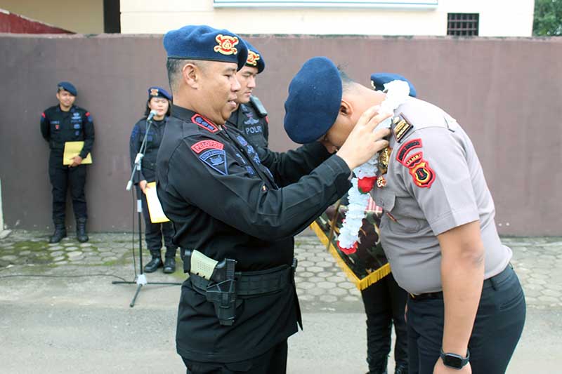 Dansat Brimob Polda Jambi Kombes Pol Nadi Chaidir Saat Melelas Personel IPTU Ilham Tri Kurnia Mutasi ke Polisi Tugas Umum. FOTO :  Viryzha