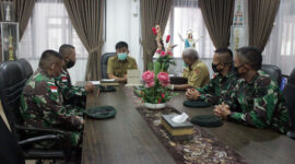 FOTO : Dansatgas Letkol Inf Ikhsanudin, S.Sos, MM bersama Wadan Satgas Kapten Inf M. Riduan serta para perwira berpamitan dengan Bupati Belu Willybrodus Lay serta Wakil Bupati Belu J. T Ose Luan di Kantor Bupati Belu.