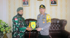 FOTO : Dansatgas Letkol Inf Ikhsanudin, S.Sos, MM Menyerahkan Cinderamata kepada Kapolres Belu AKBP Cliffry S. Lapian, S.IK di ruang kerjan Kapolres di Jalan Ahmad Yani Kota Atambua Kabupaten Belu Nusa Tenggara Timur, Kamis (06/08/20).