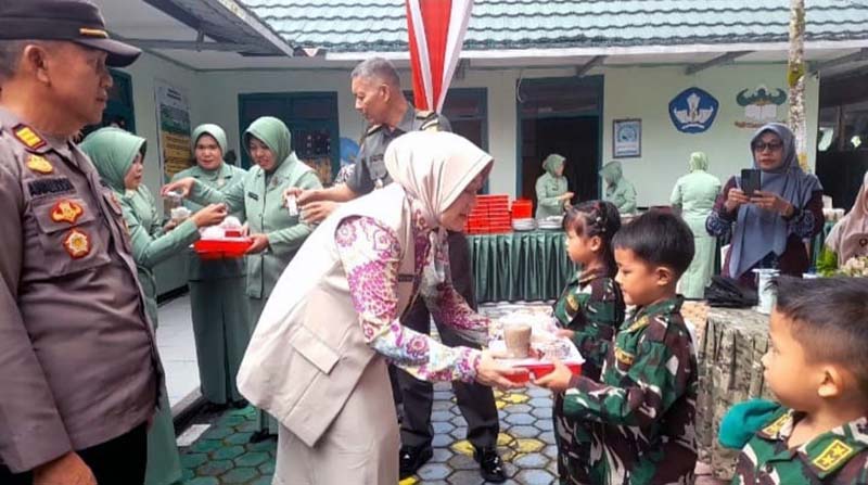 Kegiatan Dapur Masuk Sekolah Kodim 0417/Kerinci do TK Kartika II-24 Sungai Penuh. FOTO : PENDIM