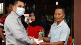 Hamas Ketua DPD Partai Demokrat Provinsi Jambi menyerahkan bantuan, Kamis (2/6/22). FOTO : Ist
