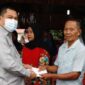 Hamas Ketua DPD Partai Demokrat Provinsi Jambi menyerahkan bantuan, Kamis (2/6/22). FOTO : Ist