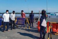 Kadishub Tanjung Jabung Barat Syamsul Jauhari bersama pihak terkait saat melakukan Penataan Dermaga Pelabuhan LLASDP, Jum'at (8/4/22). FOTO : Istimewa