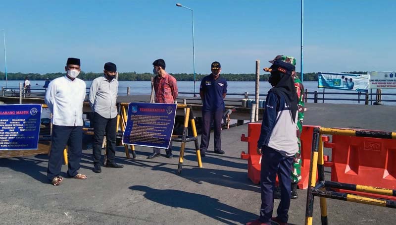 Kadishub Tanjung Jabung Barat Syamsul Jauhari bersama pihak terkait saat melakukan Penataan Dermaga Pelabuhan LLASDP, Jum'at (8/4/22). FOTO : Istimewa