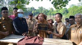 Bupati Muaro Jambi Hj. Masnah Busro Saat Resmikan Desa Wisata Lubuk Guci Mas Desa Muaro Pijoan, Kecamatan Jambi Luar Kota, Kabupaten Muaro Jambi, Selasa (17/05/22). FOTO : Noval.