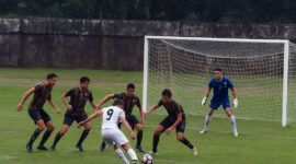 Tanjab Barat vs Batanghari (17 Januari 2026): Pertandingan berakhir imbang dengan skor 1-1 di Stadion Tri Lomba Juang. Laga ini diwarnai tensi tinggi hingga muncul insiden kartu merah.. FOTO : Ist