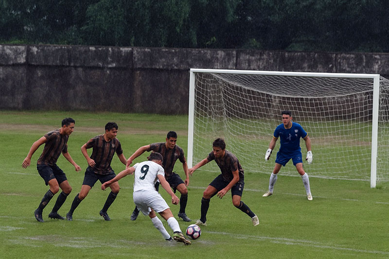 Tanjab Barat vs Batanghari (17 Januari 2026): Pertandingan berakhir imbang dengan skor 1-1 di Stadion Tri Lomba Juang. Laga ini diwarnai tensi tinggi hingga muncul insiden kartu merah.. FOTO : Ist