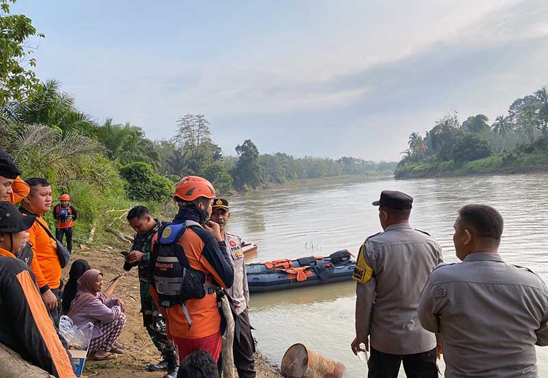 Tim Rescue Pos SAR Bungo Gabungan TNI-Polri dan Masyarakat Bersiap Melakukan Pencarain Andi Hilang Terbawa Arus yang Hilang terbawa Arus Sungai Batang Tebo. [FOTO : HMS Basarnas Jambi]