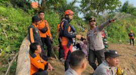 Tim Rescue Pos SAR Bungo Gabungan TNI-Polri dan Masyarakat Bersiap Melakukan Pencarain Andi Hilang Terbawa Arus yang Hilang terbawa Arus Sungai Batang Tebo. [FOTO : HMS Basarnas Jambi]