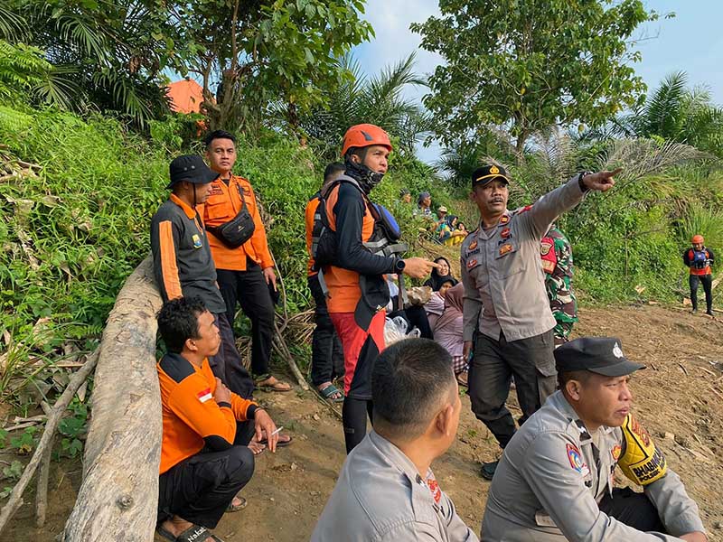 Tim Rescue Pos SAR Bungo Gabungan TNI-Polri dan Masyarakat Bersiap Melakukan Pencarain Andi Hilang Terbawa Arus yang Hilang terbawa Arus Sungai Batang Tebo. [FOTO : HMS Basarnas Jambi]