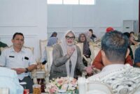 Bupati Tanjab Timur, Hj. Dillah Hikmah Sari (tengah), memberikan arahan saat menjamu kunjungan investor Jerman dan akademisi Universitas Jambi di Muara Sabak. Pertemuan ini membahas validasi potensi 