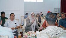 Bupati Tanjab Timur, Hj. Dillah Hikmah Sari (tengah), memberikan arahan saat menjamu kunjungan investor Jerman dan akademisi Universitas Jambi di Muara Sabak. Pertemuan ini membahas validasi potensi 