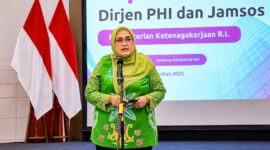 Direktur Jenderal PHI dan Jamsos Kemnaker, Indah Anggoro Putri, menegaskan pentingnya sinergi kepesertaan BPJS Ketenagakerjaan dan Kesehatan agar para pekerja dapat mengakses manfaat penuh Program Jaminan Kehilangan Pekerjaan (JKP) secara optimal. (Foto: Dok. Biro Humas Kemnaker)