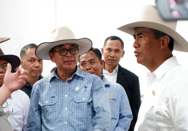 Direktur Utama PT. LSAJ, Arie Triyono (Tengah) dan Menteri Pertanian Amran Sulaiman (Kanan). FOTO : Bengawan Media Center