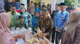 Sekda Tanjab Barat Agus Sanusi mendampingi Eko Prasetyanto Purnomo Putro dan Kadis P2AP2 Luthpiah tinjau hasil olahan makanan di Desa Purwodadi. FOTO : Kominfo