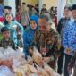 Sekda Tanjab Barat Agus Sanusi mendampingi Eko Prasetyanto Purnomo Putro dan Kadis P2AP2 Luthpiah tinjau hasil olahan makanan di Desa Purwodadi. FOTO : Kominfo