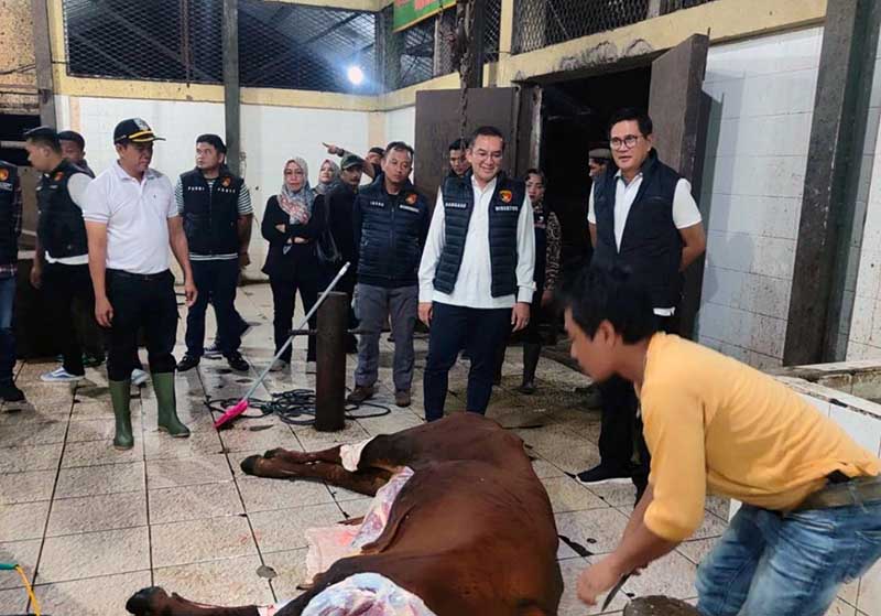 Dirreskrimsus Polda Jambi Kombes Pol DR Bambang Yugo Pamungkas saat Cek Langsung Pemotongan Sapi di RHP Kota Jambi, Kamis malam (06/6/24). [FOTO : Viryzha/LT]