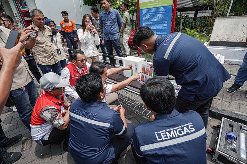 Dirut Pertamina Patra Niaga Bersama Dirjen Migas, Tinjau Sejumlah SPBU di wilayah Jawa Timur, Rabu (29/10). FOTO : WKI