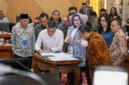 Menteri Ketenagakerjaan Yassierli (kedua kiri) menandatangani naskah draf RUU tentang Pelindungan Ketenagakerjaan dalam Rapat Kerja bersama Komisi IX DPR RI di Gedung Nusantara I, Kompleks Parlemen, Senayan, Jakarta, Senin (5/10/2026). 
(Foto: Biro Humas Kemnaker)