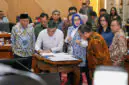 Menteri Ketenagakerjaan Yassierli (kedua kiri) menandatangani naskah draf RUU tentang Pelindungan Ketenagakerjaan dalam Rapat Kerja bersama Komisi IX DPR RI di Gedung Nusantara I, Kompleks Parlemen, Senayan, Jakarta, Senin (5/10/2026). 
(Foto: Biro Humas Kemnaker)