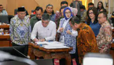Menteri Ketenagakerjaan Yassierli (kedua kiri) menandatangani naskah draf RUU tentang Pelindungan Ketenagakerjaan dalam Rapat Kerja bersama Komisi IX DPR RI di Gedung Nusantara I, Kompleks Parlemen, Senayan, Jakarta, Senin (5/10/2026). 
(Foto: Biro Humas Kemnaker)