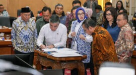Menteri Ketenagakerjaan Yassierli (kedua kiri) menandatangani naskah draf RUU tentang Pelindungan Ketenagakerjaan dalam Rapat Kerja bersama Komisi IX DPR RI di Gedung Nusantara I, Kompleks Parlemen, Senayan, Jakarta, Senin (5/10/2026).
(Foto: Biro Humas Kemnaker)